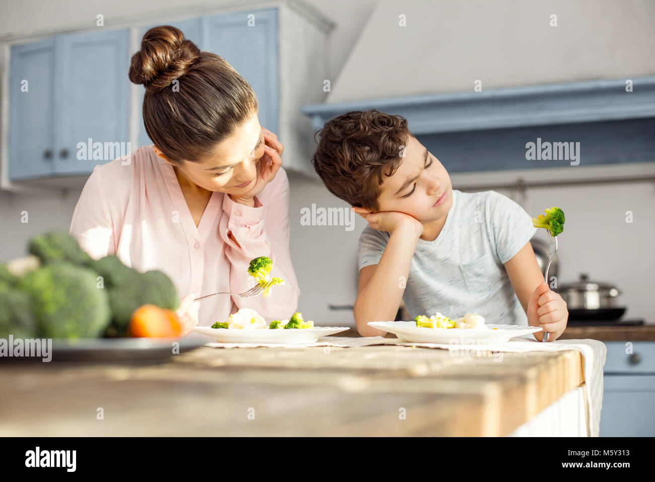 Lächelnd Mamma in gesundes Frühstück mit ihrem Sohn Stockfoto