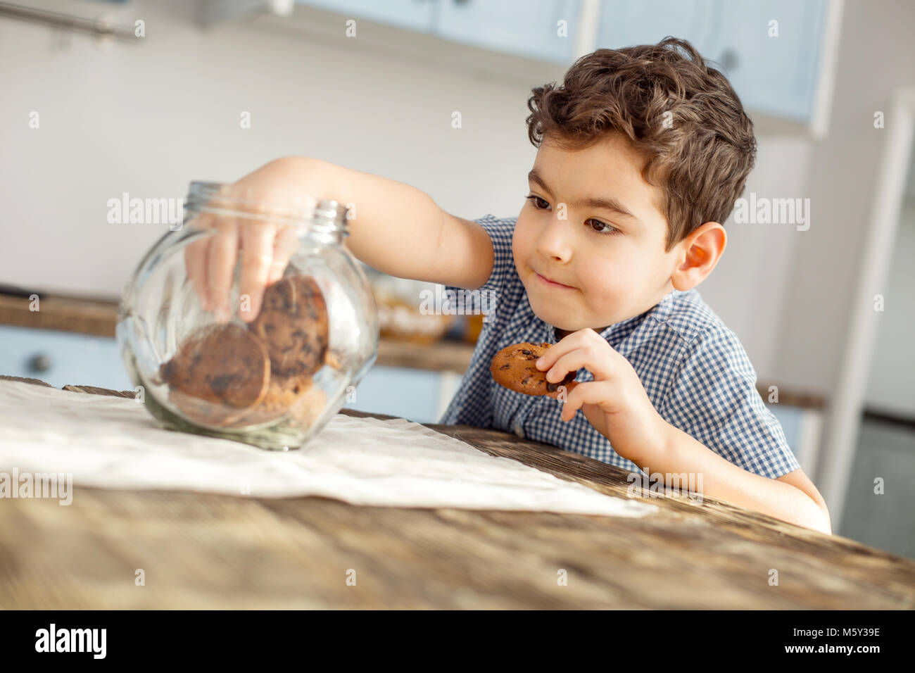 Little Boy essen einige Cookies inspiriert Stockfoto