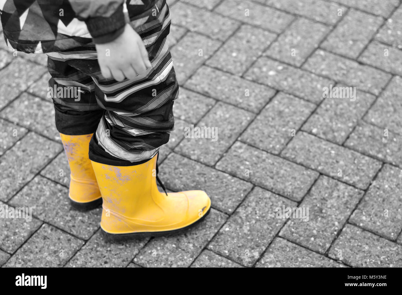 Dieser junge Kerl weiß nicht Dinge wie "schlechte Wetter". Er wird immer seinen Weg durch die Arbeit. Stockfoto