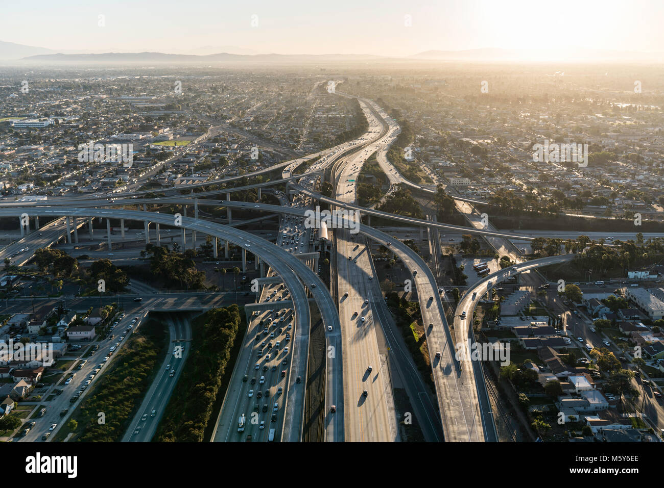 Antenne sonnenaufgang Blick auf 105 und 110 Autobahnanschlussstelle Rampen in Los Angeles, Kalifornien. Stockfoto