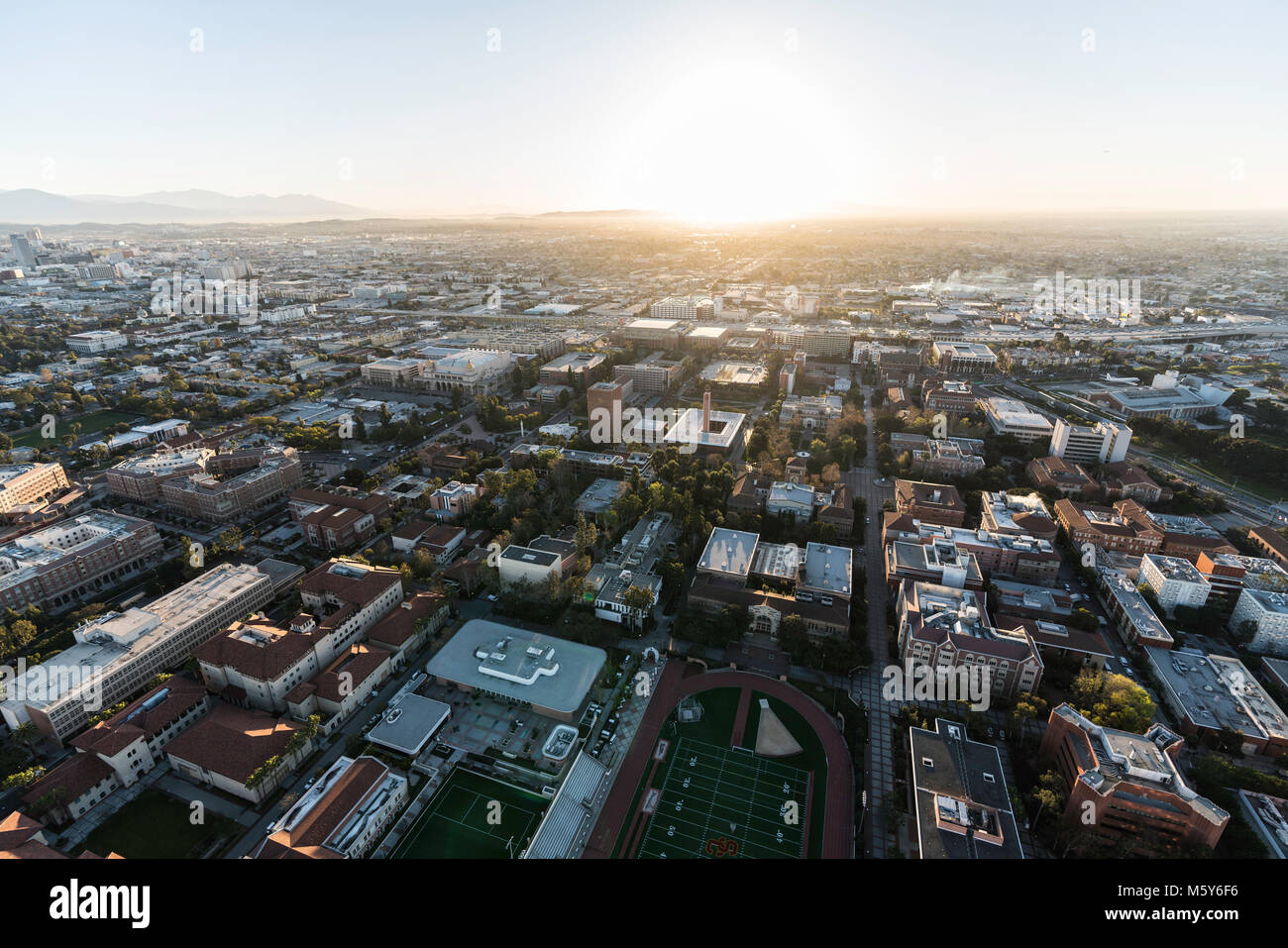 Los Angeles, Kalifornien, USA - 20. Februar 2018: Antenne sonnenaufgang Blick von der Universität von Südkalifornien Campus in der Nähe von Downtown LA. Stockfoto