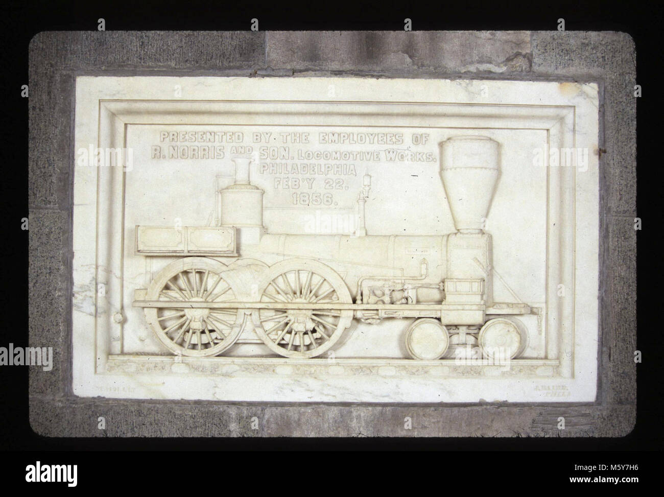 R. Norris und Sohn, Locomotive Works Level: 270-ft. Spender: Mitarbeiter von R. Norris und Sohn, Locomotive Works, Philadelphia Termine: 1856/1889 Original Material: Marmor Abmessungen: 3'4x5' 6 Bildhauer/Carver: M. Hollis., J. Baird, Phila. [Stein] Original Inschrift: Von den Mitarbeiterinnen und Mitarbeitern der R. Norris und Sohn vorgestellt. Locomotive Works. Philadelphia Feb'y 22, 1856. [Abbr.] Stockfoto