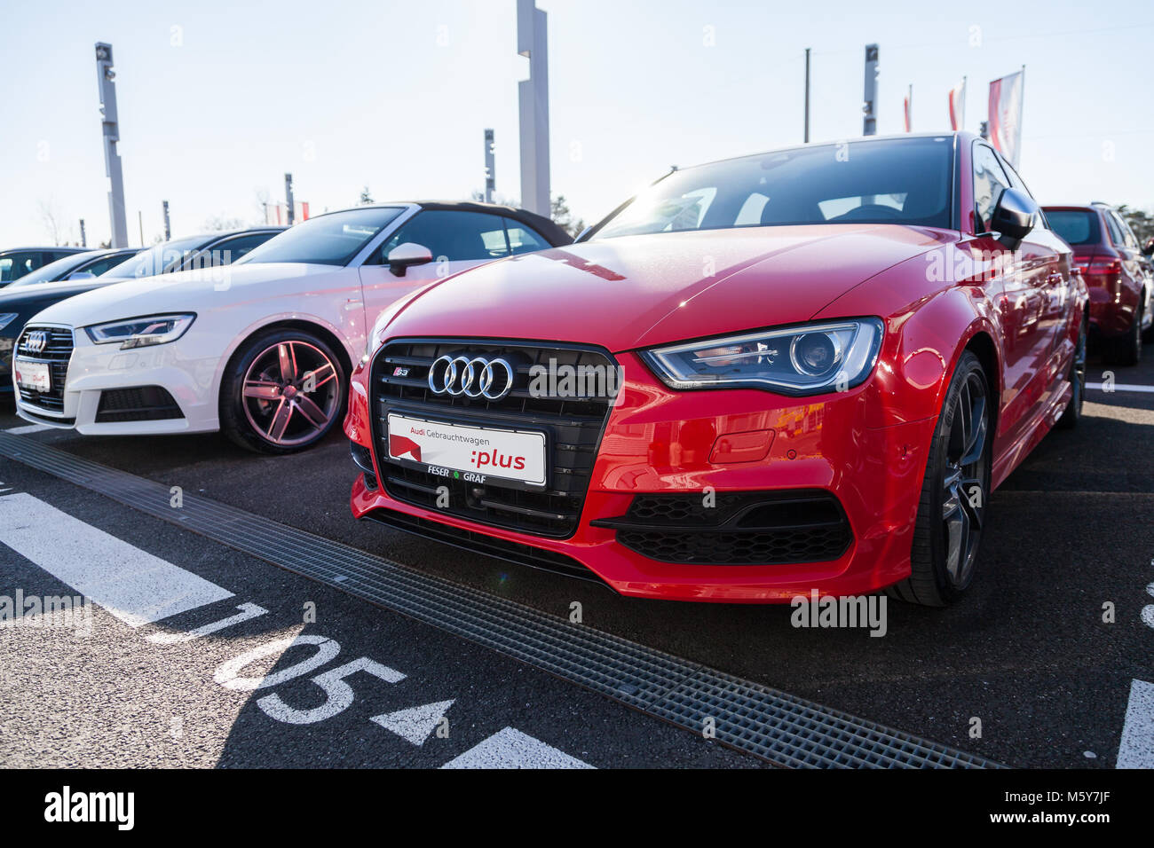 Fürth/Deutschland - am 25. FEBRUAR 2018: Audi Emblem auf einem Audi Auto. Die Audi AG ist ein deutscher Automobilhersteller, Designs, Ingenieure, produziert, Marke Stockfoto