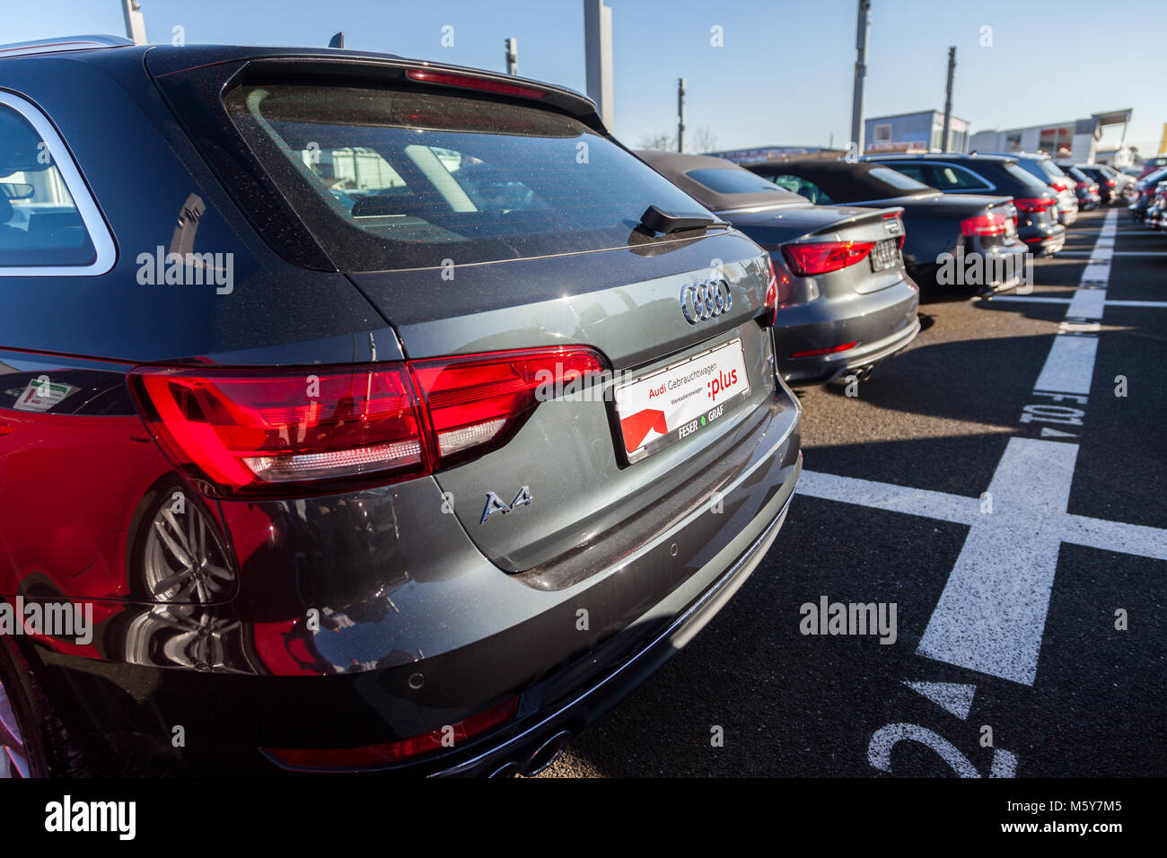 Fürth/Deutschland - am 25. FEBRUAR 2018: Audi Emblem auf einem Audi Auto. Die Audi AG ist ein deutscher Automobilhersteller, Designs, Ingenieure, produziert, Marke Stockfoto