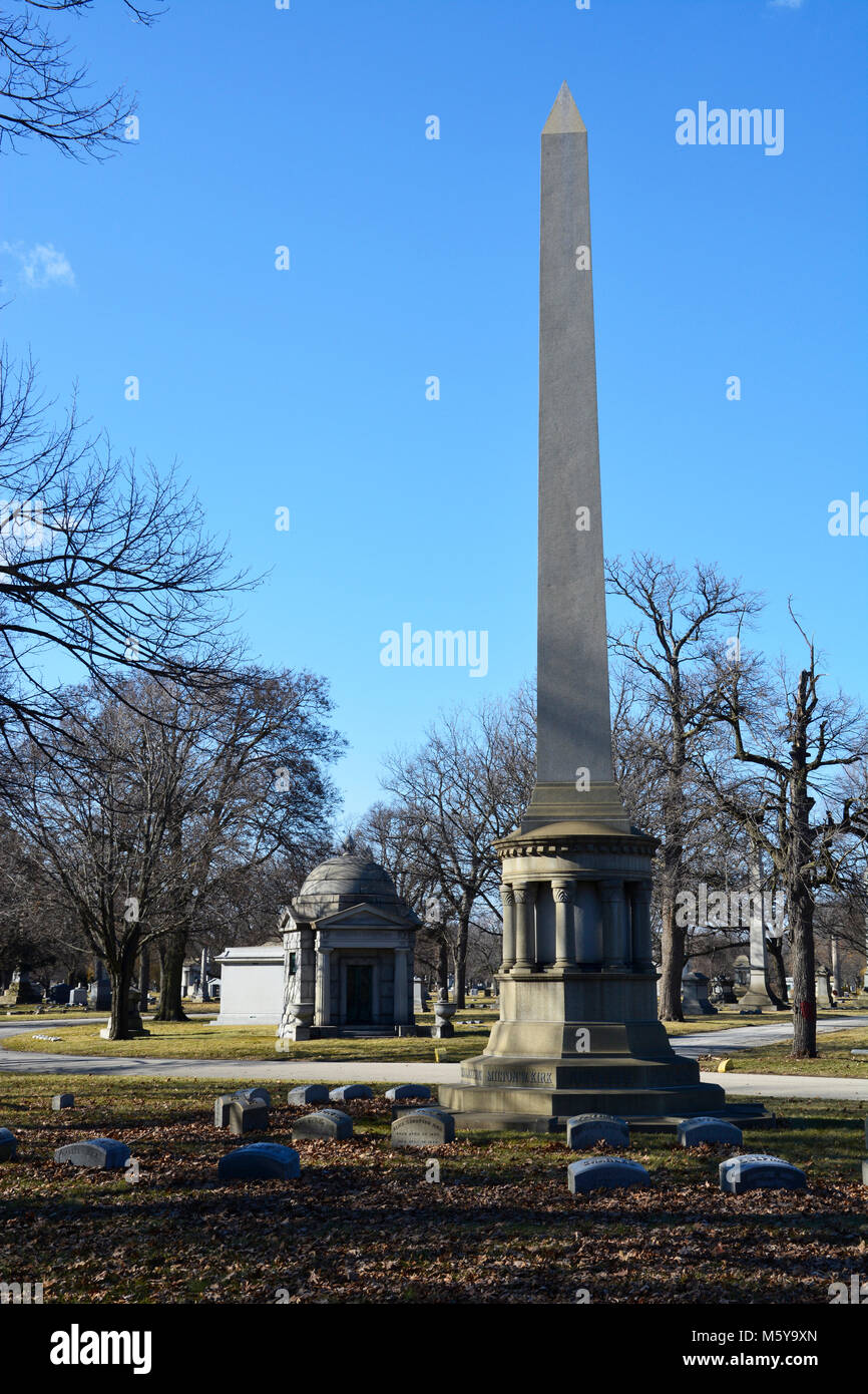 Ernste Markierungen am historischen Nordseite Rosehill Cemetery, Chicagos größte Begräbnisstätte. Stockfoto