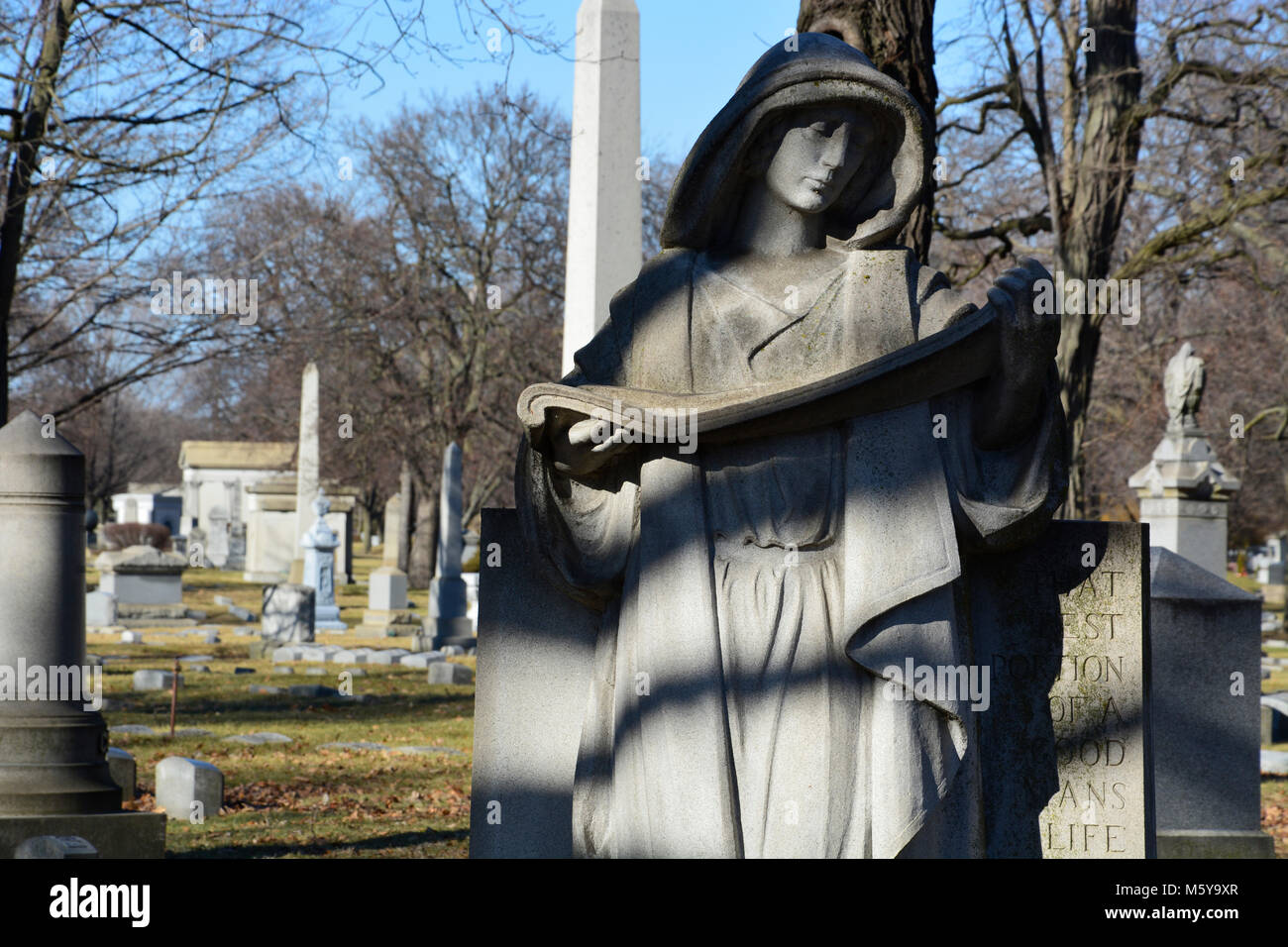 Nahaufnahme einer Figur in Rosehill Cemetery, Chicago's grössten Grabstätten. Stockfoto
