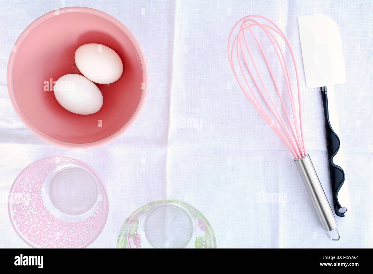 Backen Geschirr in Pink Thema auf weißem Leinen flach Format Stockfoto