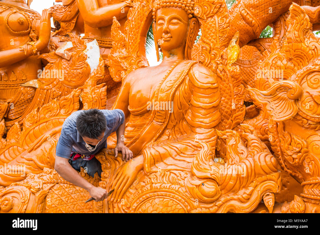 Ubonratchathani, Thailand-April 30, 2016: Künstler Mann carving Kerze für Marching in Candle Festival in Ubonratchathani, Thailand Stockfoto
