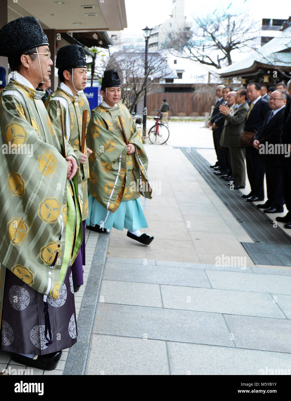 Shinto Priester Durchführung einer Zeremonie an der bunten Kushida Heiligtum in Hakata, Fukuoka, Japan. Stockfoto