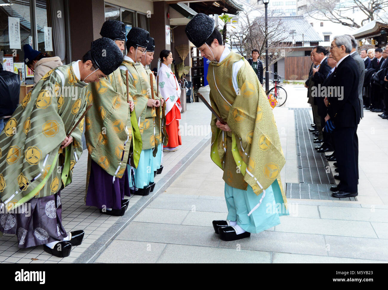 Shinto Priester Durchführung einer Zeremonie an der bunten Kushida Heiligtum in Hakata, Fukuoka, Japan. Stockfoto