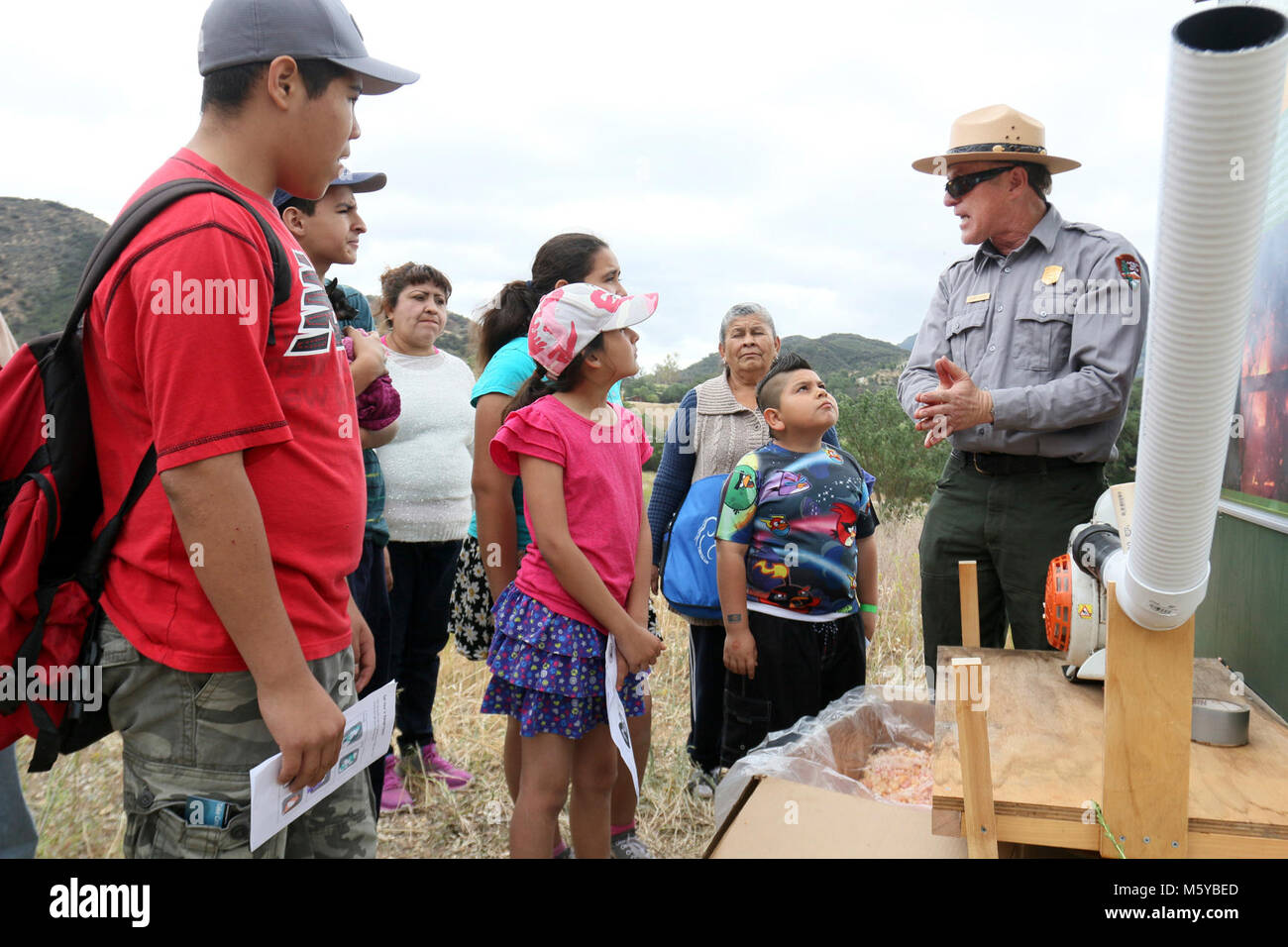 Wissenschaft Fest 205. Ein Park Ranger gezeigt, wie ein Lauffeuer durch die Santa Monica Mountains ausbreiten kann. Stockfoto