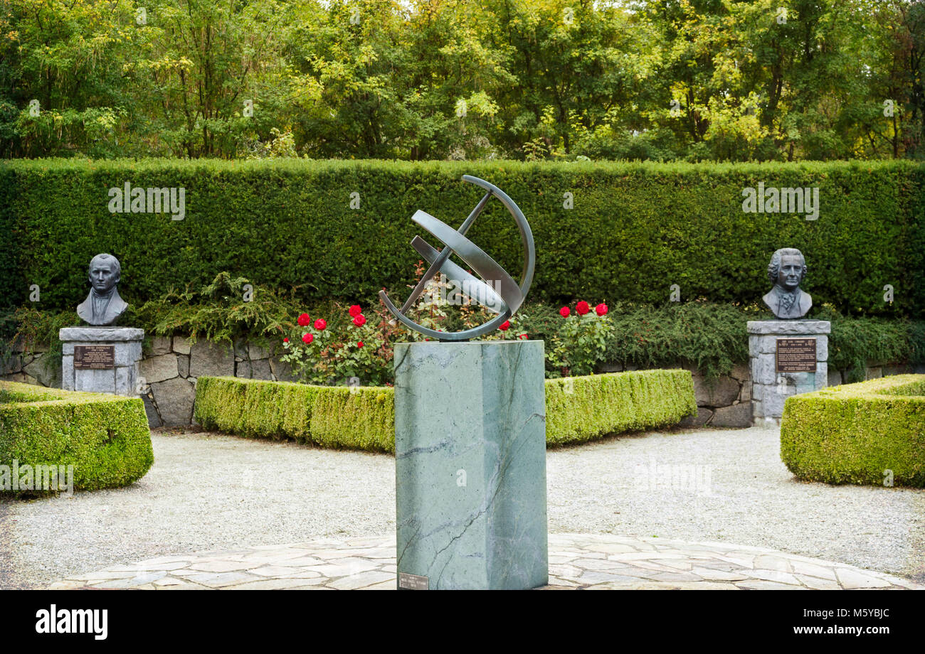 Sonnenuhr Skulptur im Rosengarten an der VanDusen Botanical Garden in Vancouver, BC, Kanada. vanDusen Gärten. Stockfoto