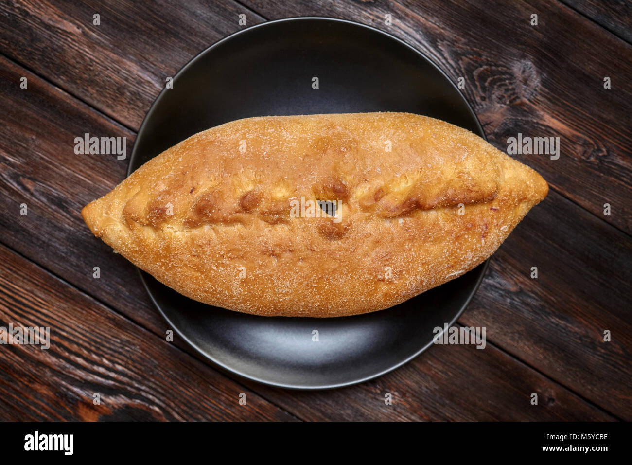 Leckere frische hausgemachte Kuchen mit Fisch adn Kartoffel auf schwarze Platte, dunklen, Hintergrund, Nahaufnahme Stockfoto