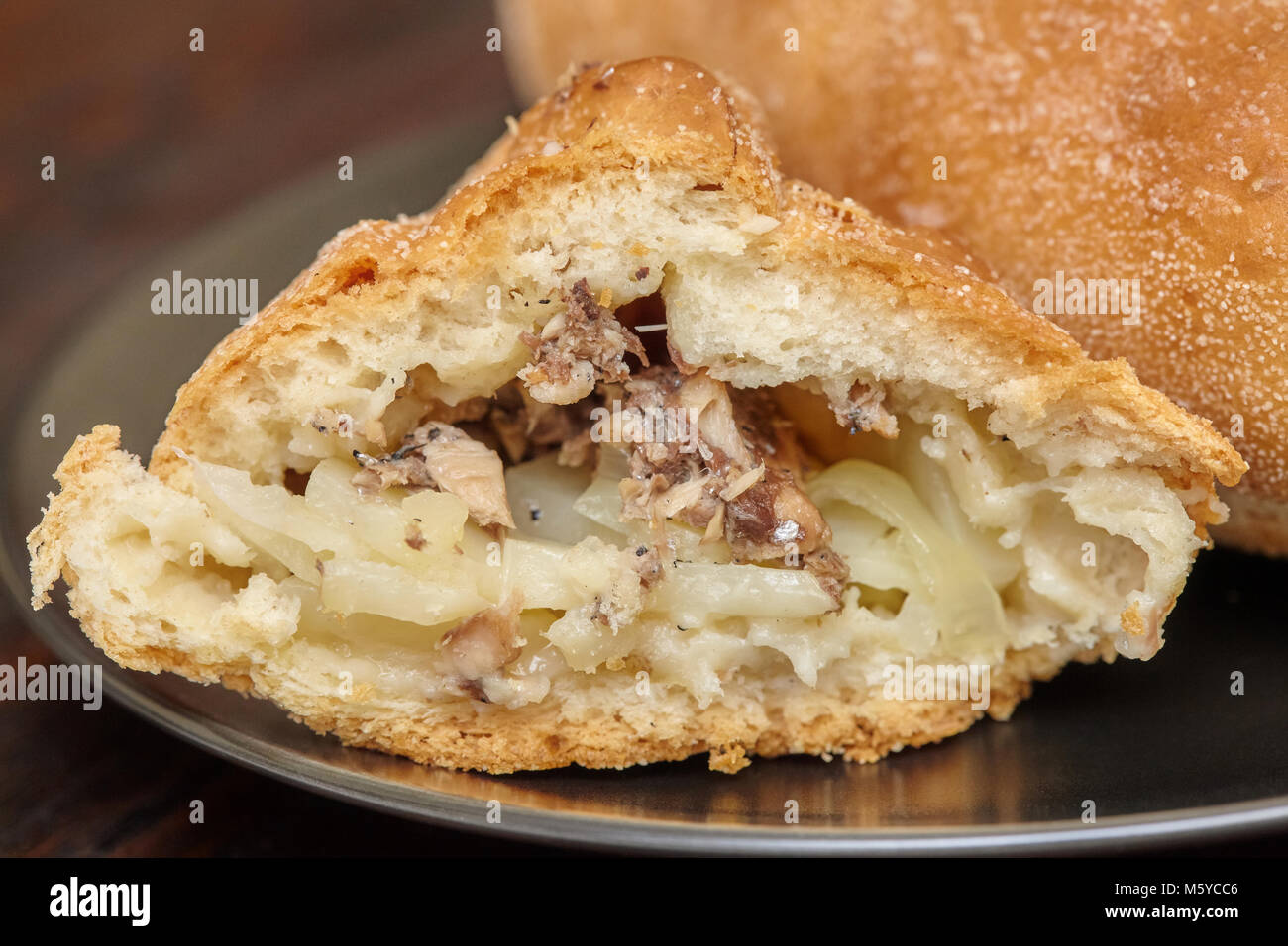 Leckere frische hausgemachte Kuchen mit Fisch adn Kartoffel auf schwarze Platte, dunklen, Hintergrund, Nahaufnahme Stockfoto