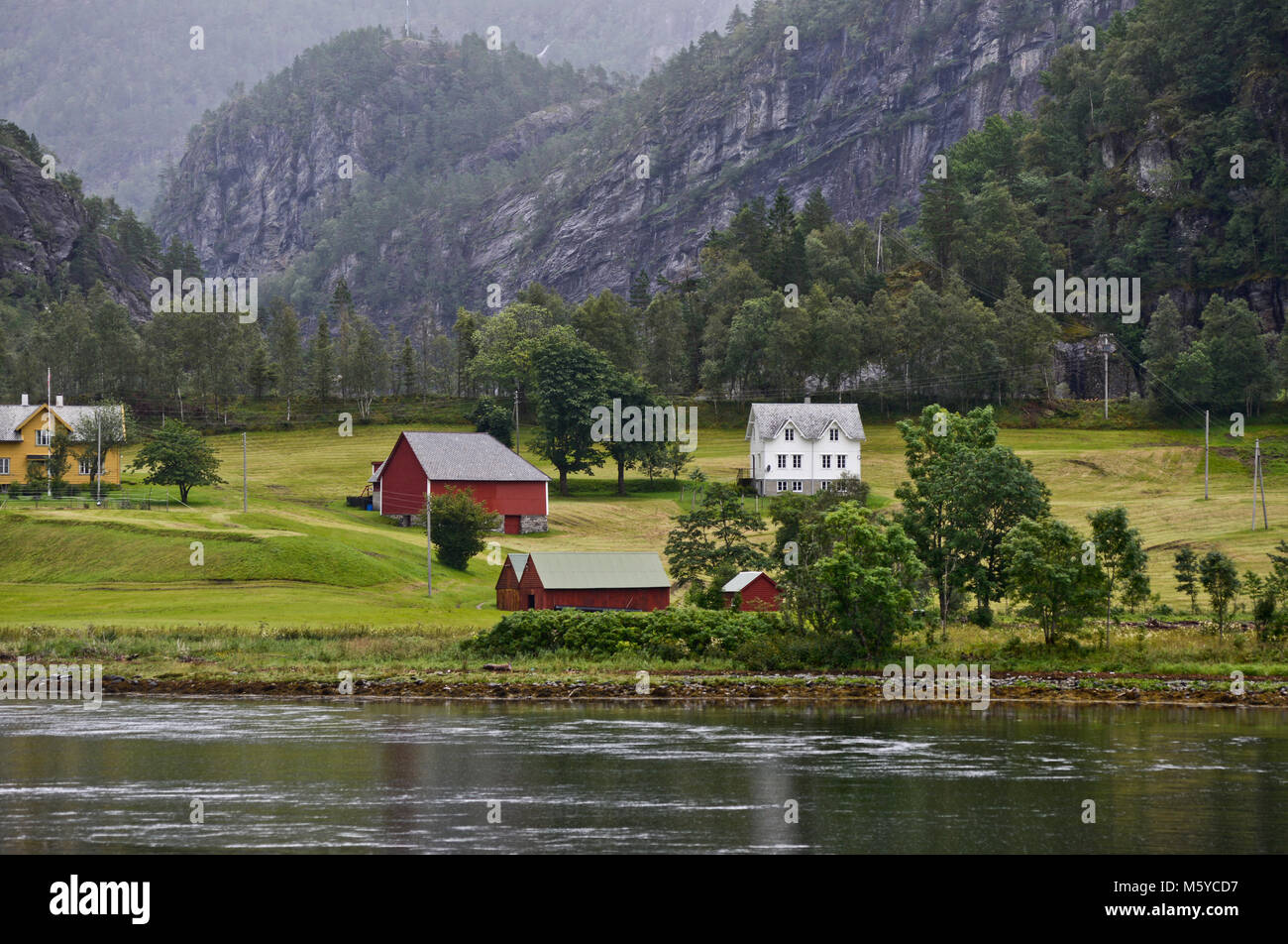 Land Häuser in Sognefjorden, Norwegen Stockfoto