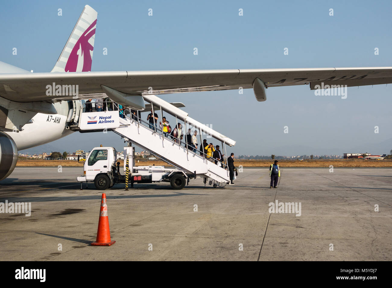 KATHMANDU, Nepal - ca. Januar 2018: Passagiere aussteigen aus einem Qatar Airways Flug am Tribhuvan International Airport. Stockfoto