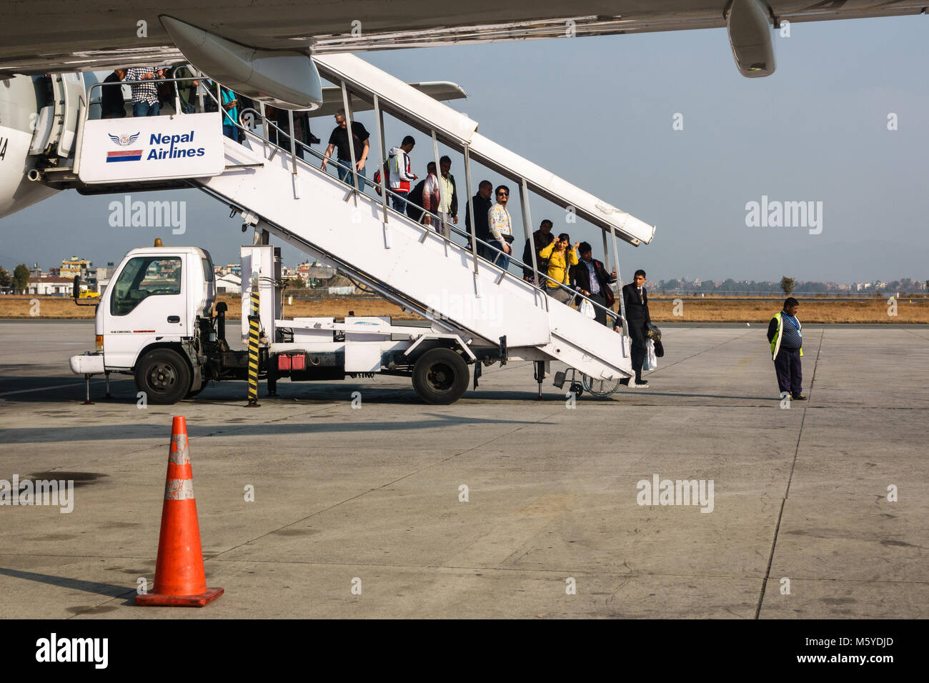 KATHMANDU, Nepal - ca. Januar 2018: Passagiere aussteigen aus einem Qatar Airways Flug am Tribhuvan International Airport. Stockfoto