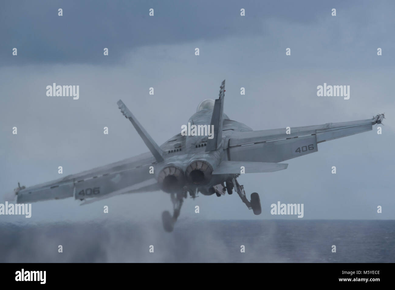180225-N-EA 818-332 ATLANTIK (Feb. 25, 2018) Eine F/A-18E Super Hornet, die dem zugeordnet ist unliners" von Strike Fighter Squadron (VFA) 81 startet von der Flight Deck an Bord der Flugzeugträger USS Harry S. Truman (CVN 75). Truman ist unterwegs für Composite Trainingsgerät Übung (COMPTUEX), die die Fähigkeit der Streik Gruppe wertet als Ganzes Anhaltende Kampfhandlungen aus dem Meer zu tragen - letztlich die Zertifizierung der Harry S. Truman Carrier Strike Group für die Bereitstellung. (U.S. Marine Foto von Mass Communication Specialist 2. Klasse Tommy Gooley/Freigegeben) Stockfoto