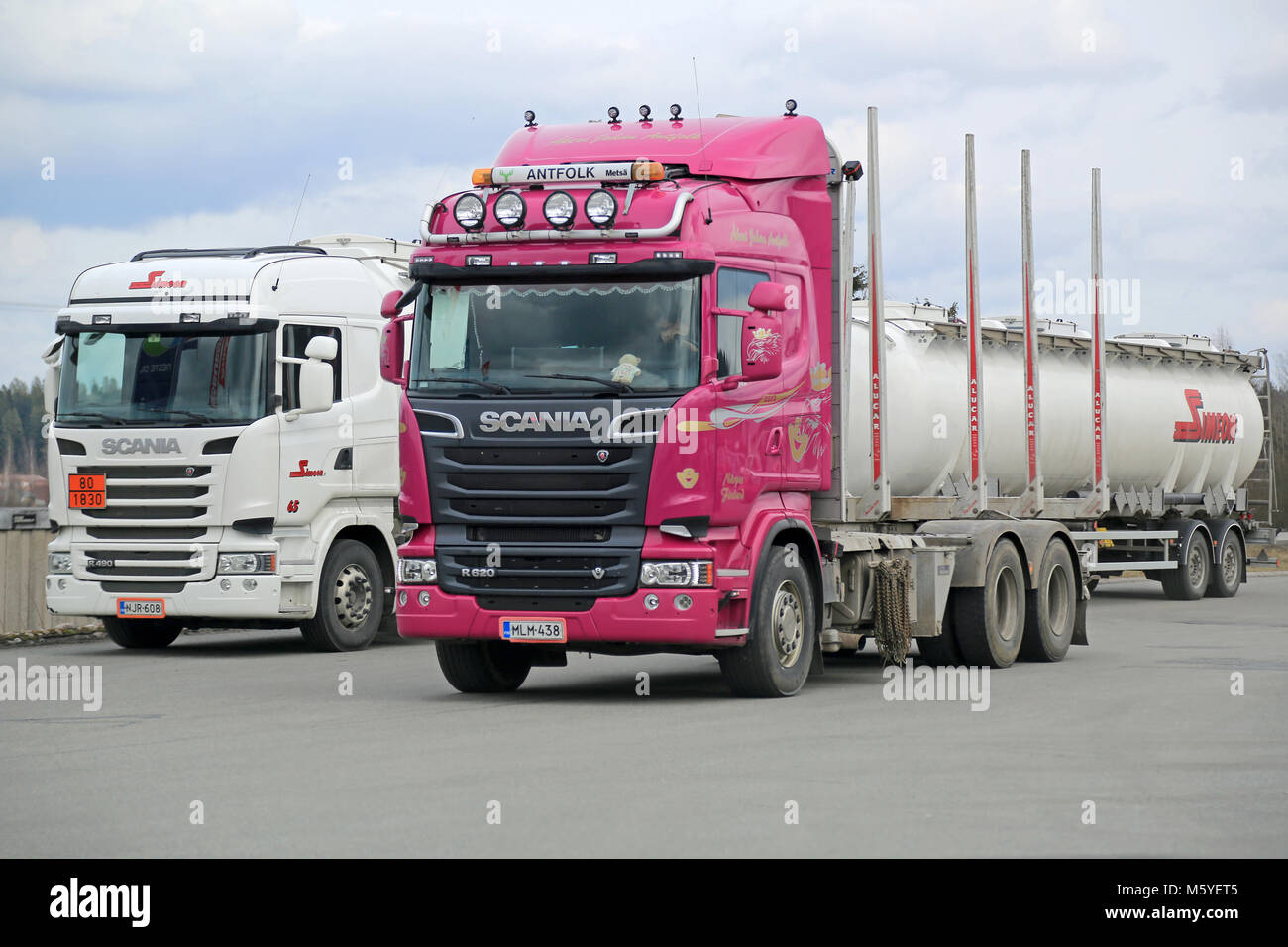 Mariehamn, Finnland - 6. APRIL 2015: Zwei Scania Euro 6-Lkw, Rosa und Weiß R620 R 490 Tank-LKW auf einem Hof. Scania Der Nettoumsatz stieg um 6 Prozent auf ein Reco Stockfoto