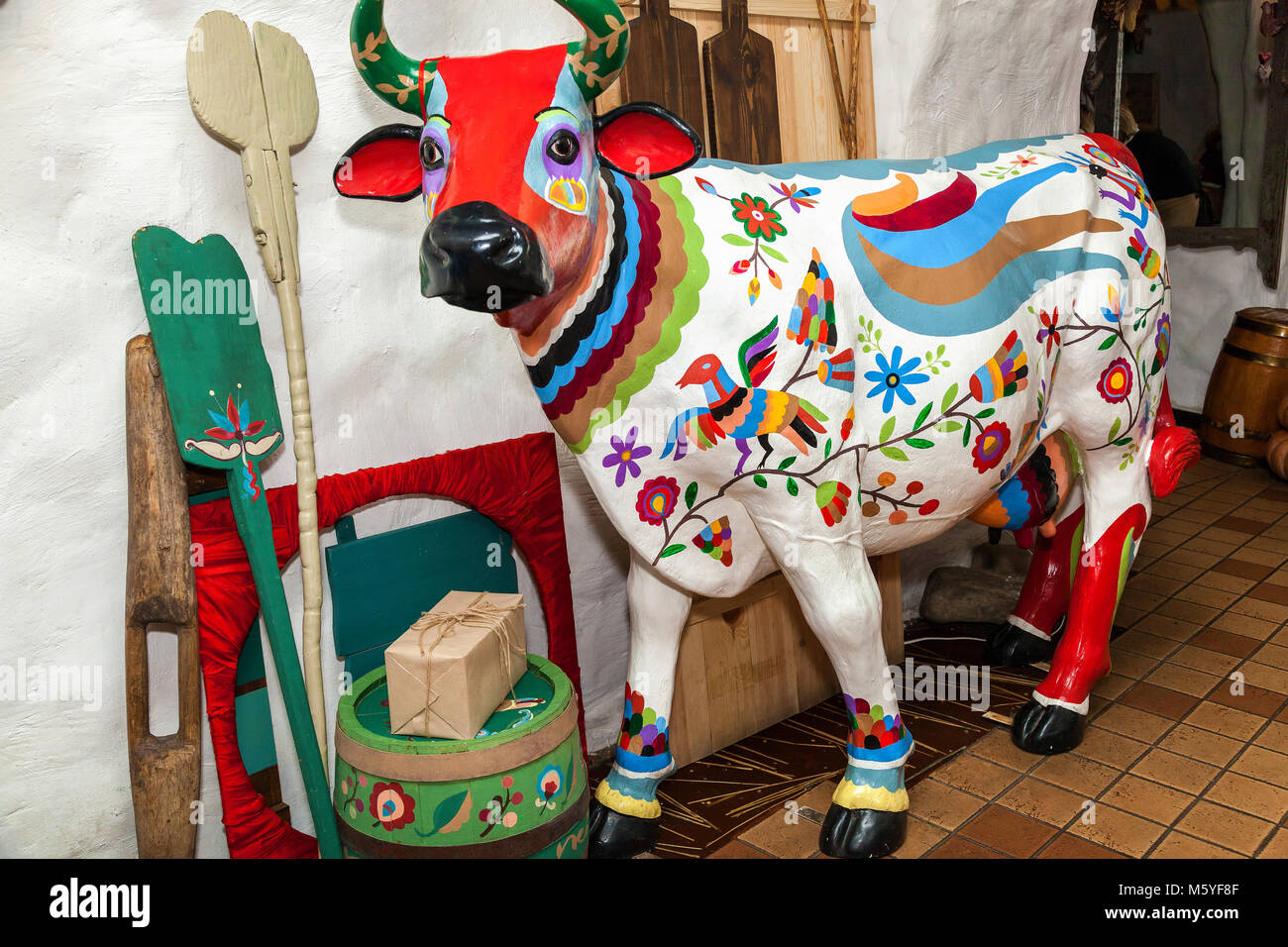 Ukraine Kiew September 14, 2014: Skulptur einer Kuh mit Ornamenten und Zeichnungen der ukrainischen Stil, eine Kuh steht in einem Raum mit alten Objekten Stockfoto