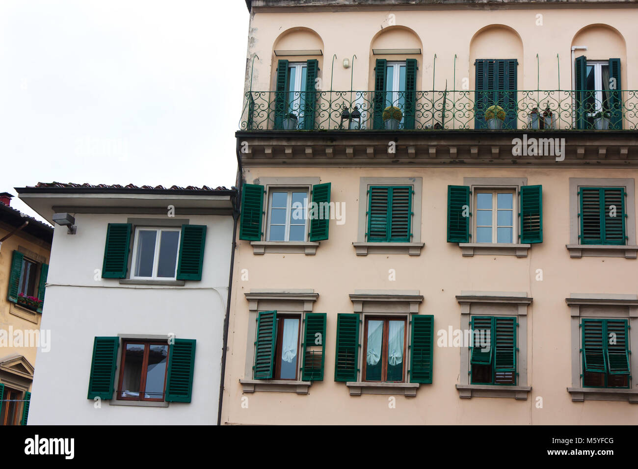 Alte italienische Haus mit grünen Fensterläden und Balkone und mittelalterliche Architektur Stockfoto