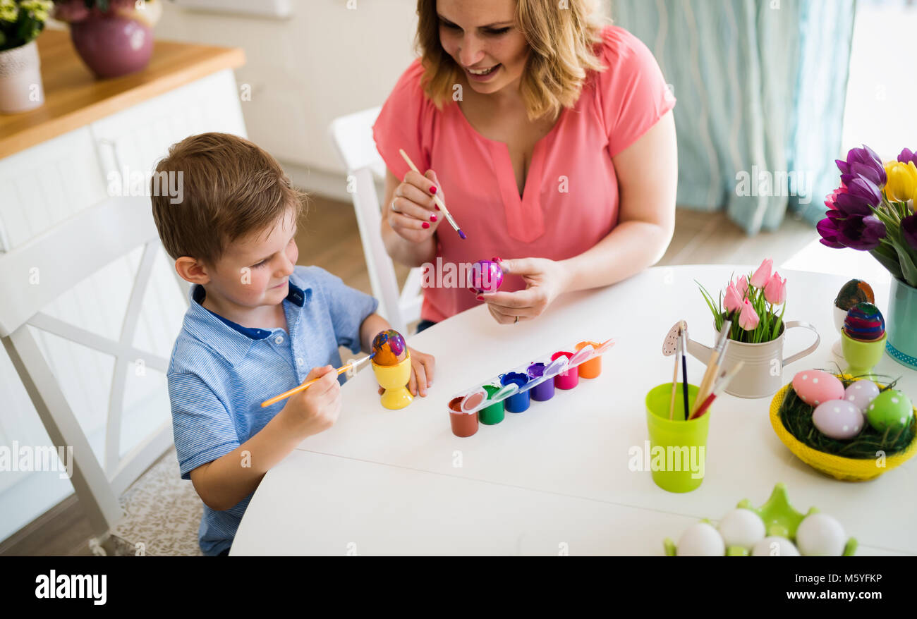 Mutter mit Kind malen Ostereier Stockfoto