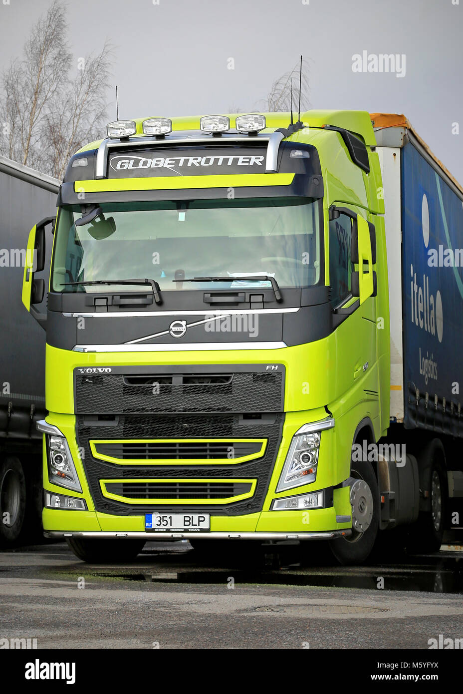 TURKU, FINNLAND - 8. MÄRZ 2015: Volvo FH Truck in einer gut sichtbaren Lindgrün Farbe. Volvos Vision für Sicherheit ist Null Unfälle. Stockfoto