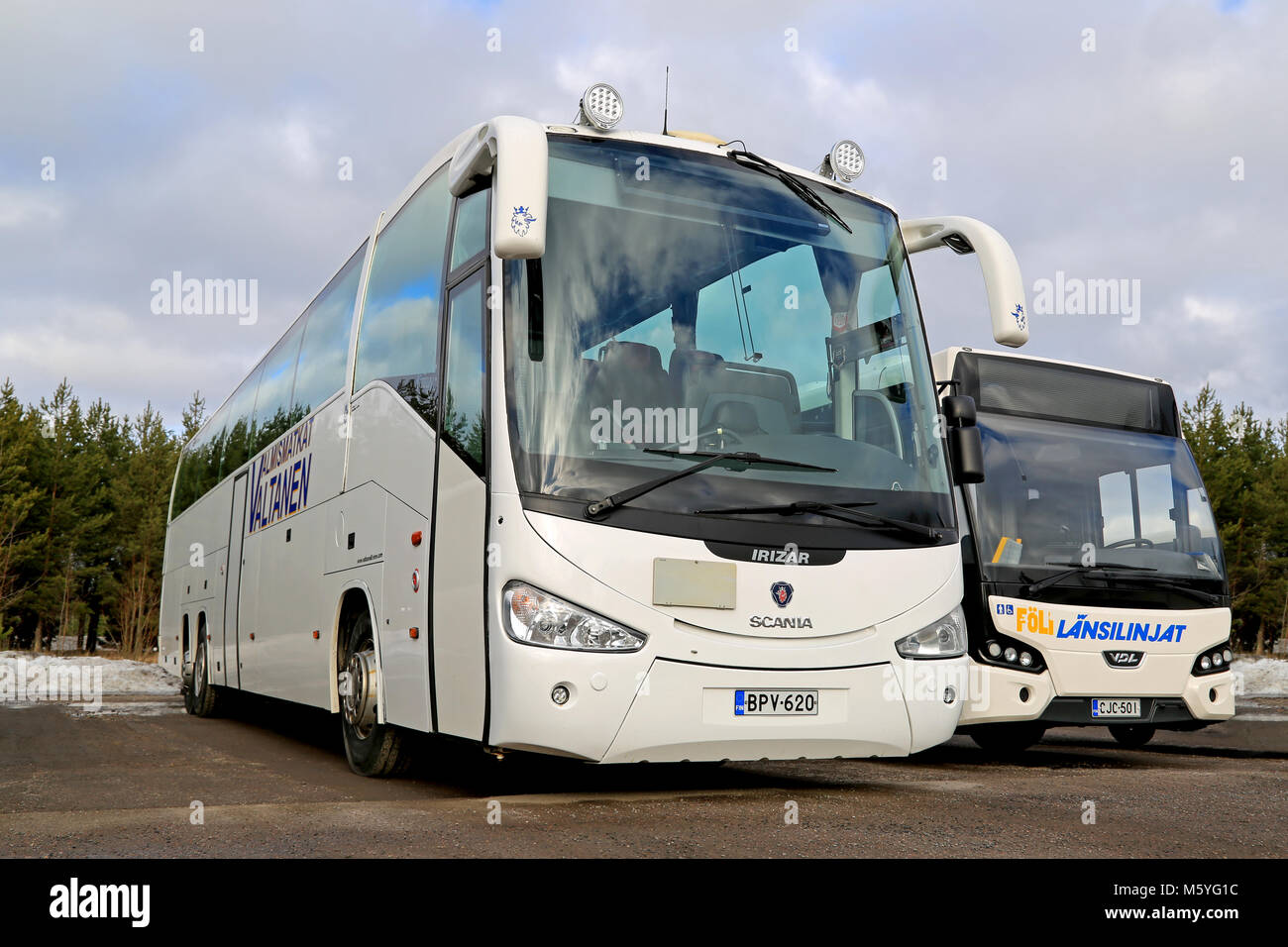 AURA, Finnland - 1. MÄRZ; 2015: Weiß Scania Irizar bus Bus und VDL Citea geparkt. Der Coach Karosserie Hersteller Irizar arbeitet besonders eng Stockfoto