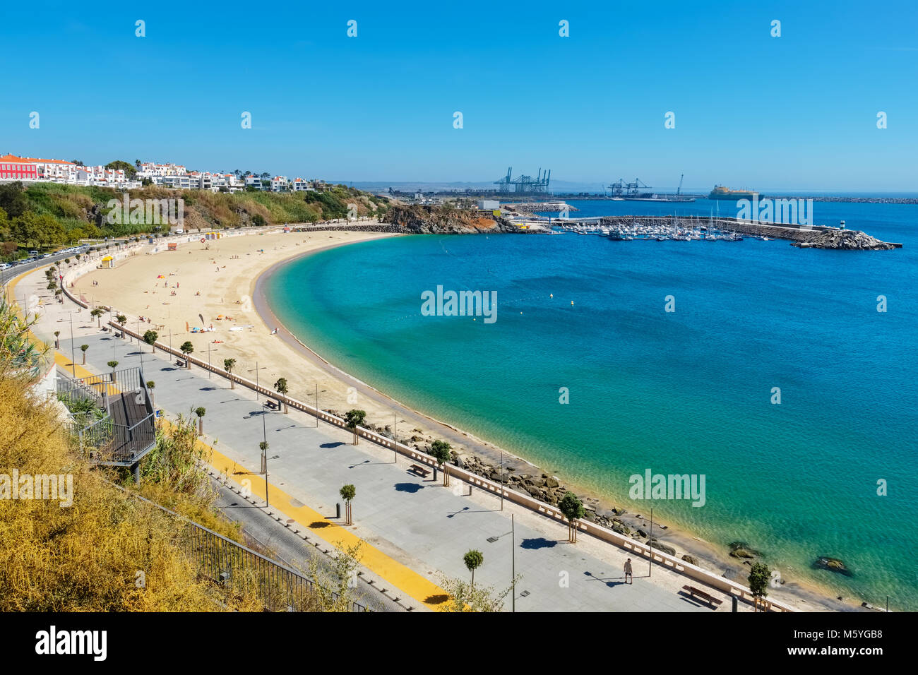Stadt Strand und Hafen von Sines. Alentejo, Portugal Stockfoto