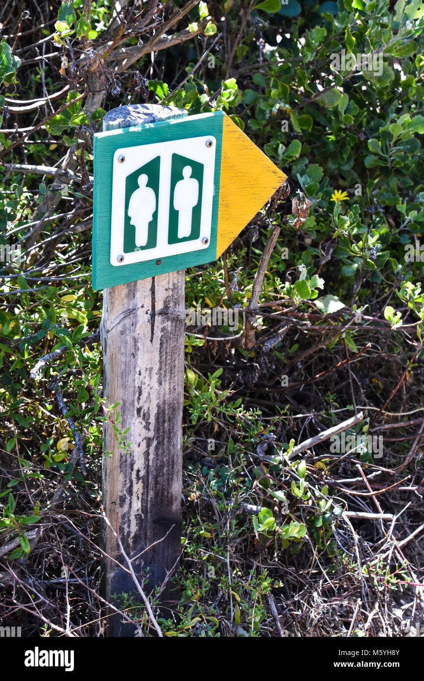 Eine grüne und gelbe Weg Schild wc auf dem Robberg in der Nähe von Plettenberg Bay in Südafrika Stockfoto