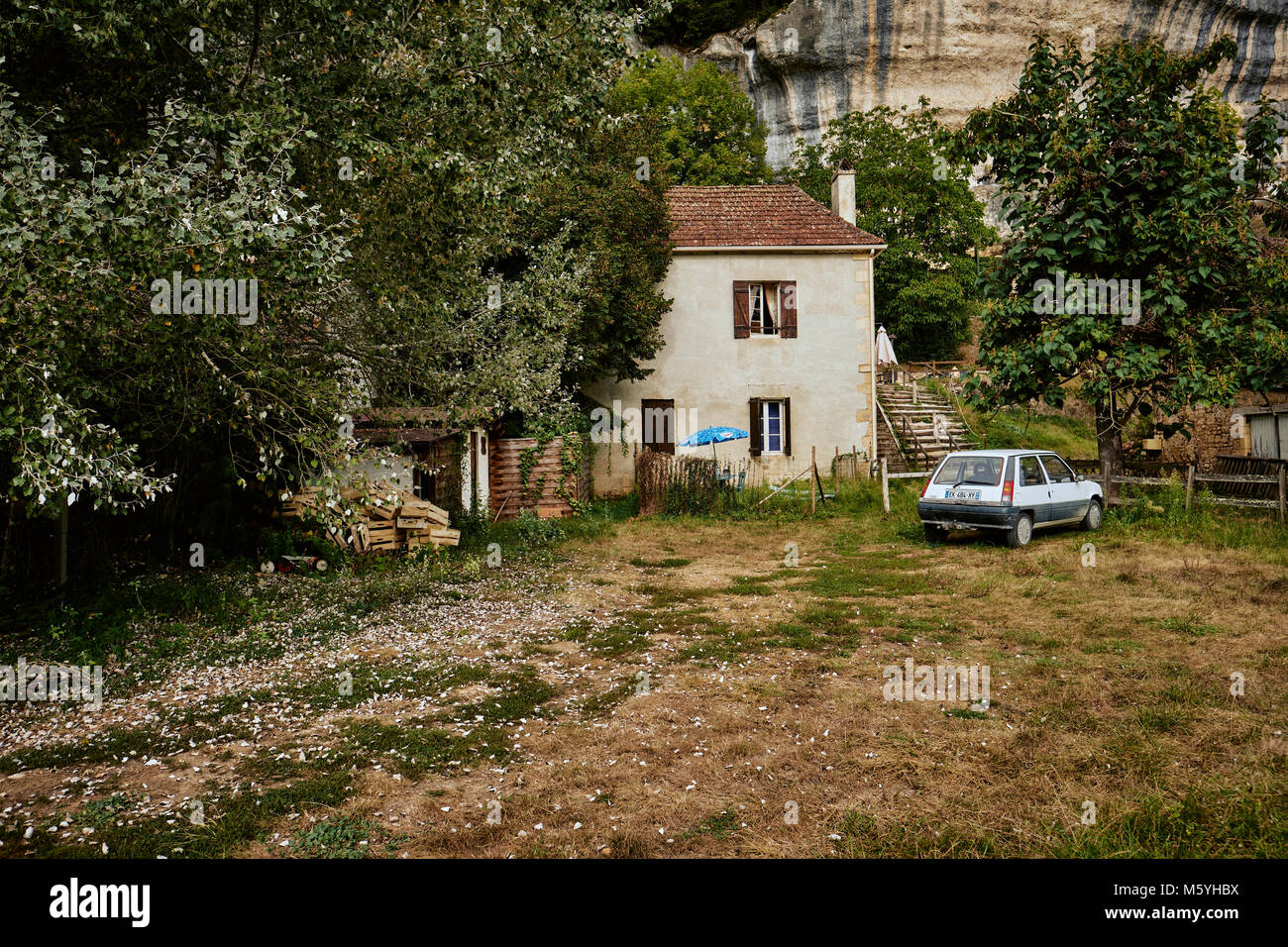 Ein Französisches Landhaus mit einem Renault 5 im Garten geparkt Stockfoto