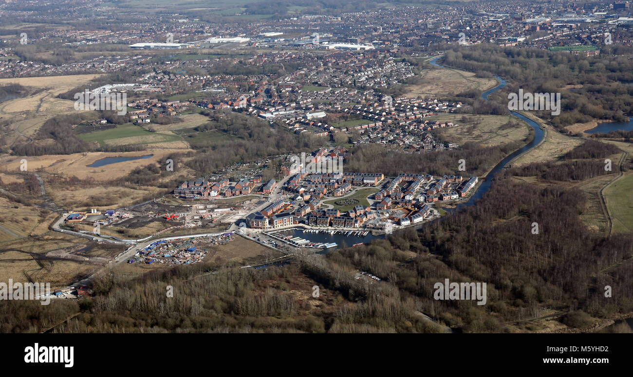 Luftbild der neuen Wohnungen und Häuser in der Nähe von Wigan, Lancashire, England gebaut Stockfoto