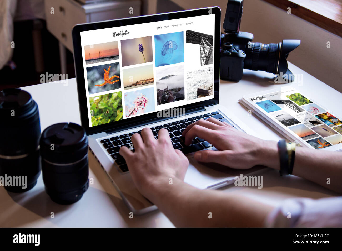 Fotograf seine online Portfolio verwalten Stockfoto