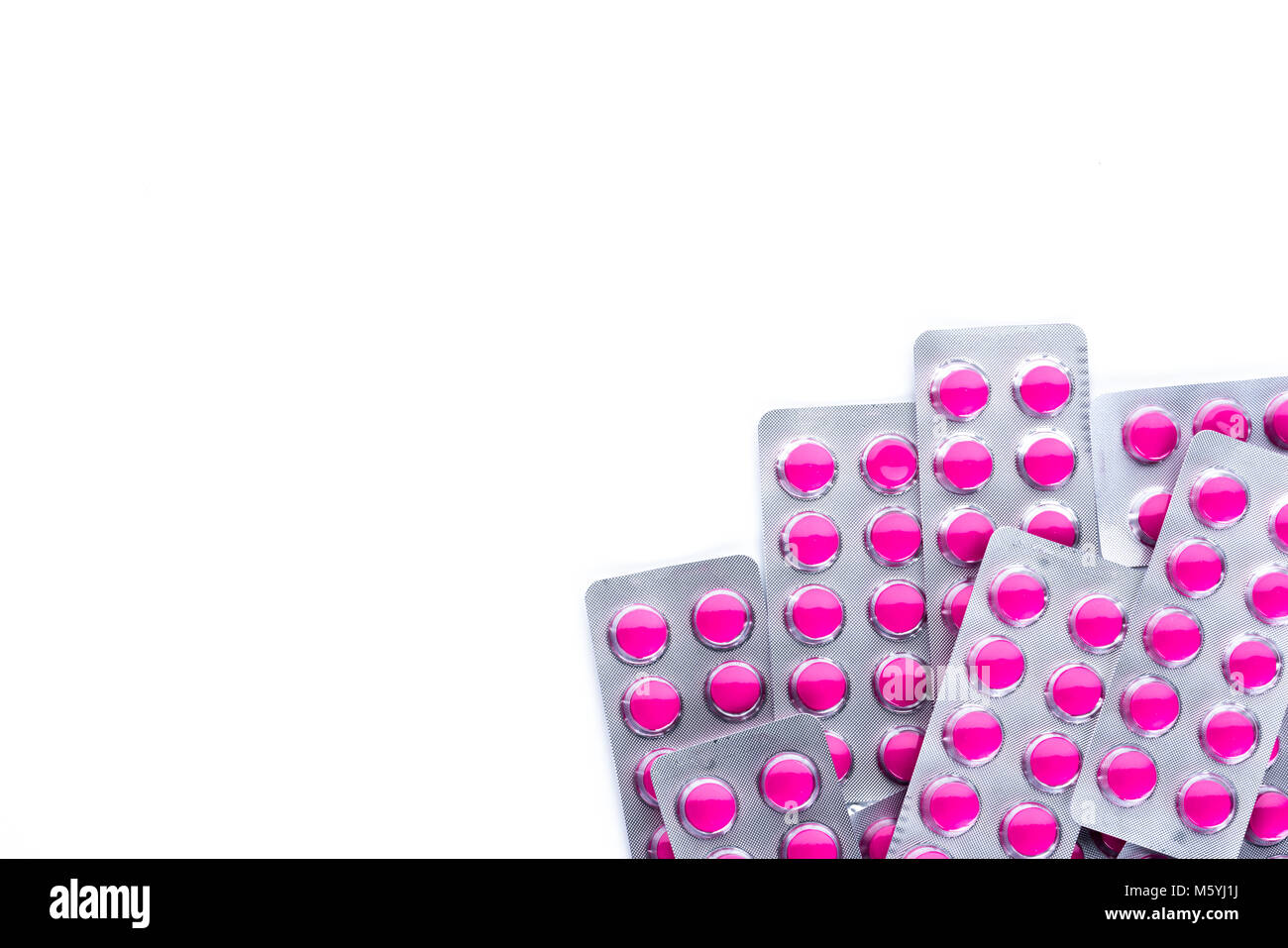 Runde rosa Pillen Tabletten in Blisterpackungen auf weißem Hintergrund mit kopieren. Ibuprofen tabletten Pillen für Entlastung Schmerzen, hohem Fieber, Kopfschmerzen, toothach Stockfoto