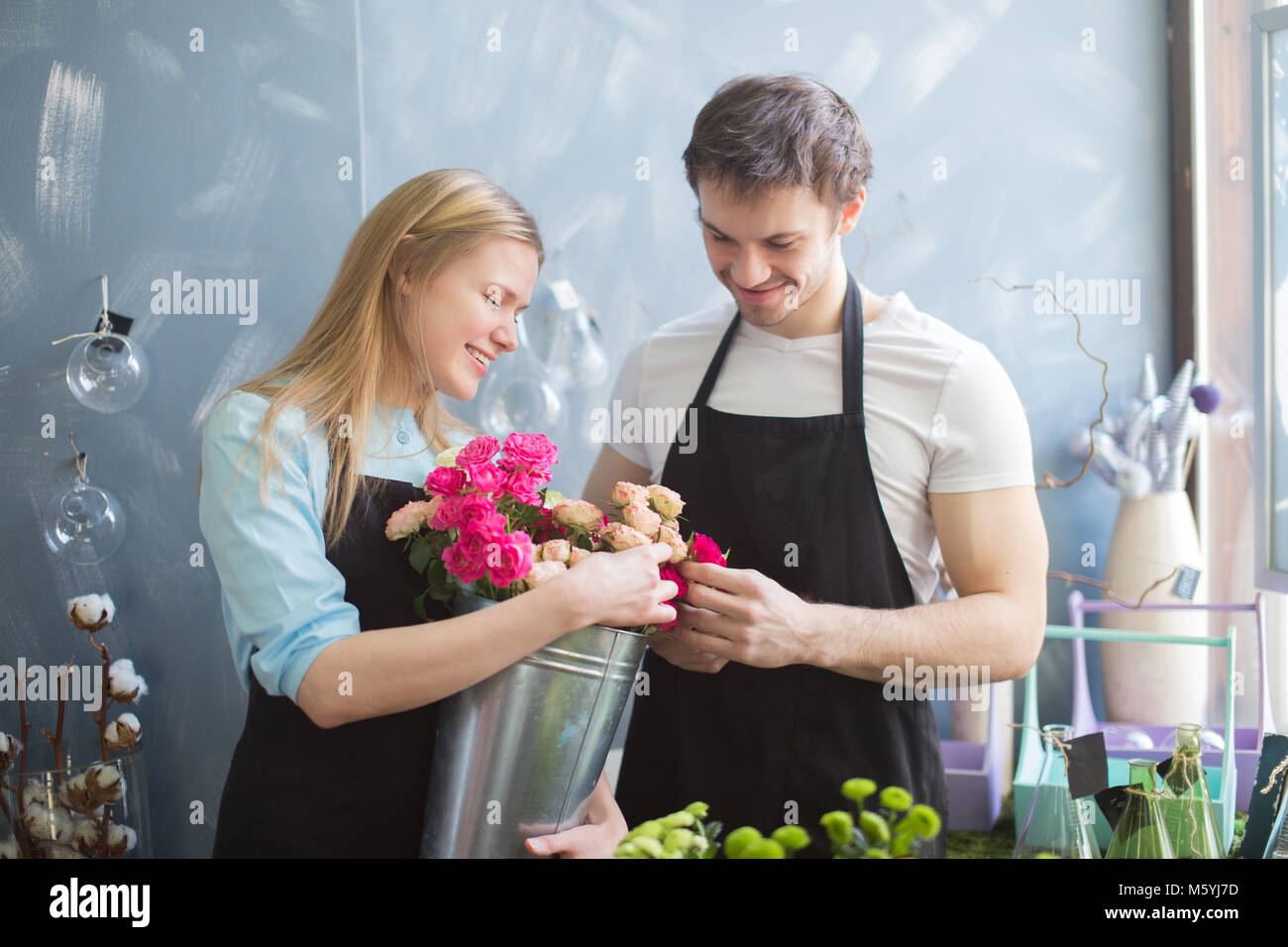 Floristen ihrer Arbeit mit Disire im Innenbereich Stockfoto