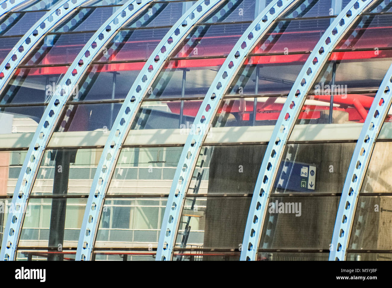 Gebogene Stahlkonstruktion eines Bahnhof Stockfoto