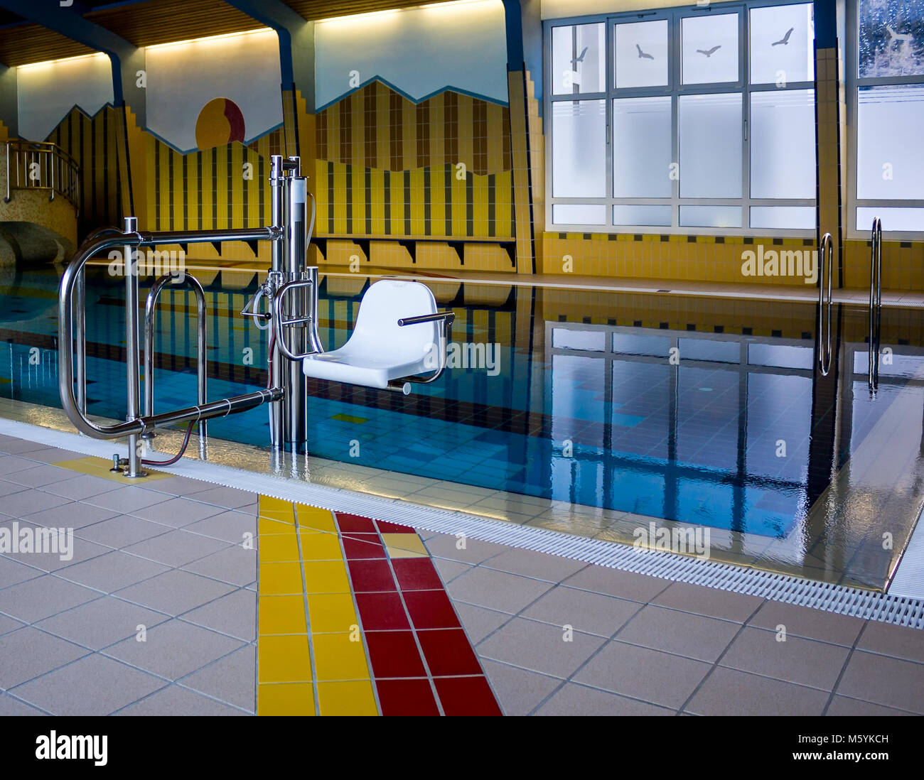 MALLNITZ, Österreich - Februar 6, 2018: Schwimmbad Aufzug für Behinderte Menschen in Tauernbad Mallnitz Stockfoto