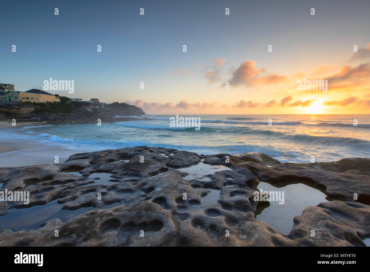 Nähe: Tamarama Beach bei Sonnenaufgang, Sydney, New South Wales, Australien Stockfoto
