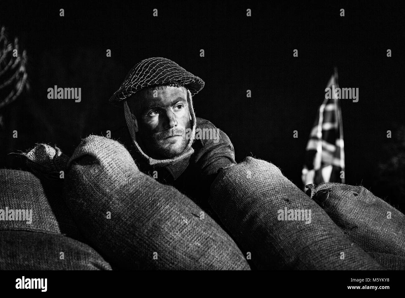 Weltkrieg zwei Soldaten auf dem Schlachtfeld in der Nacht Stockfoto