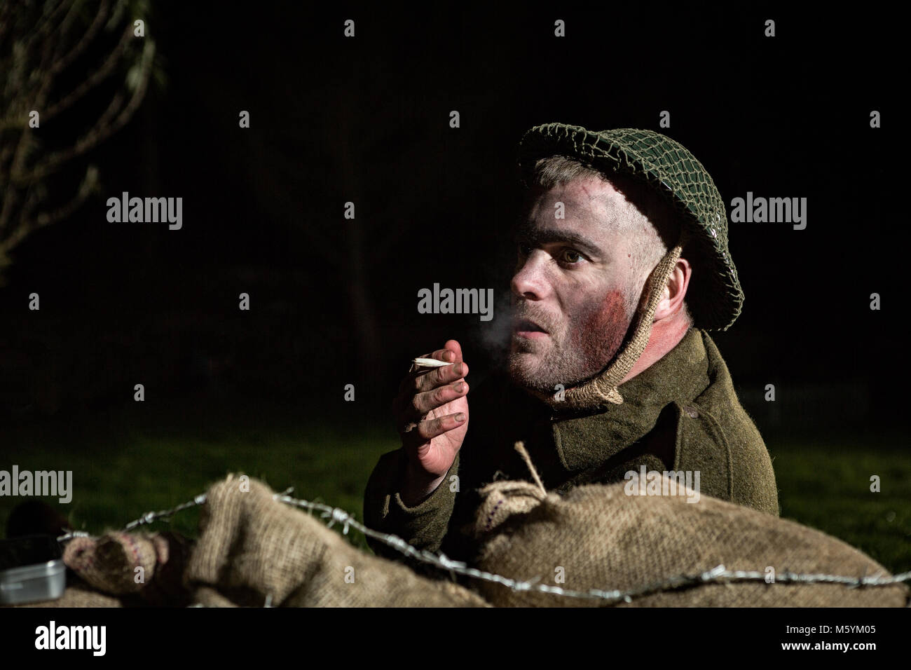 World war zwei Soldat in authentischen Schlachtfeld Tunika und ww2 Helm im Schnabel bitter Winter kaltes Wetter Stockfoto