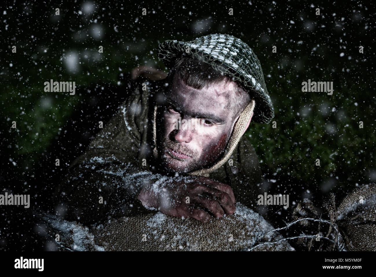 World war zwei Soldat in authentischen Schlachtfeld Tunika und ww2 Helm im Schnabel bitter Winter kaltes Wetter Stockfoto