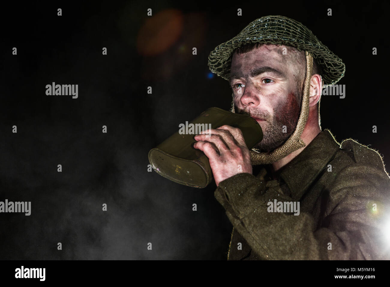 Zwei Soldaten aus dem 2. weltkrieg trinken aus einer Wasserflasche Stockfoto