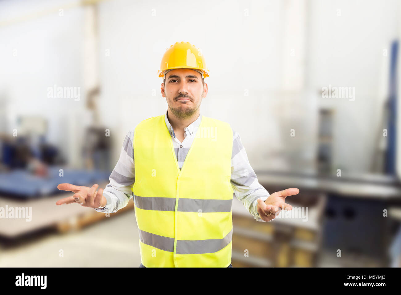 Verdutzt Workman, Geste, als ungeübte Techniker Elektriker person Konzept auf Firma oder Fabrik Hintergrund Stockfoto