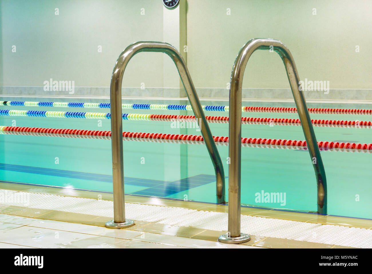 Lap Pool mit markierten Wege. Leeren Pool ohne Menschen mit ruhigen Wasser. Wassersport im Hallenbad, Spa und Sports Complex Stockfoto