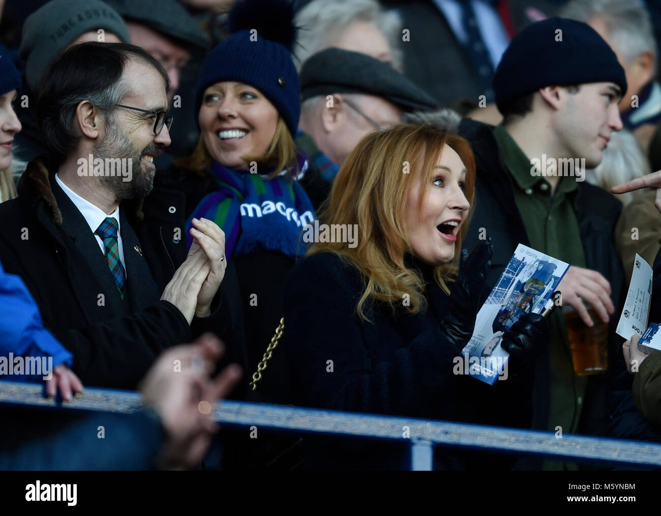 Schottische Thema JK Rowling und ihr Mann Neil Murray Beifall auf Schottland während der RBS Six Nations match bei BT Murrayfield, Edinburgh. Stockfoto