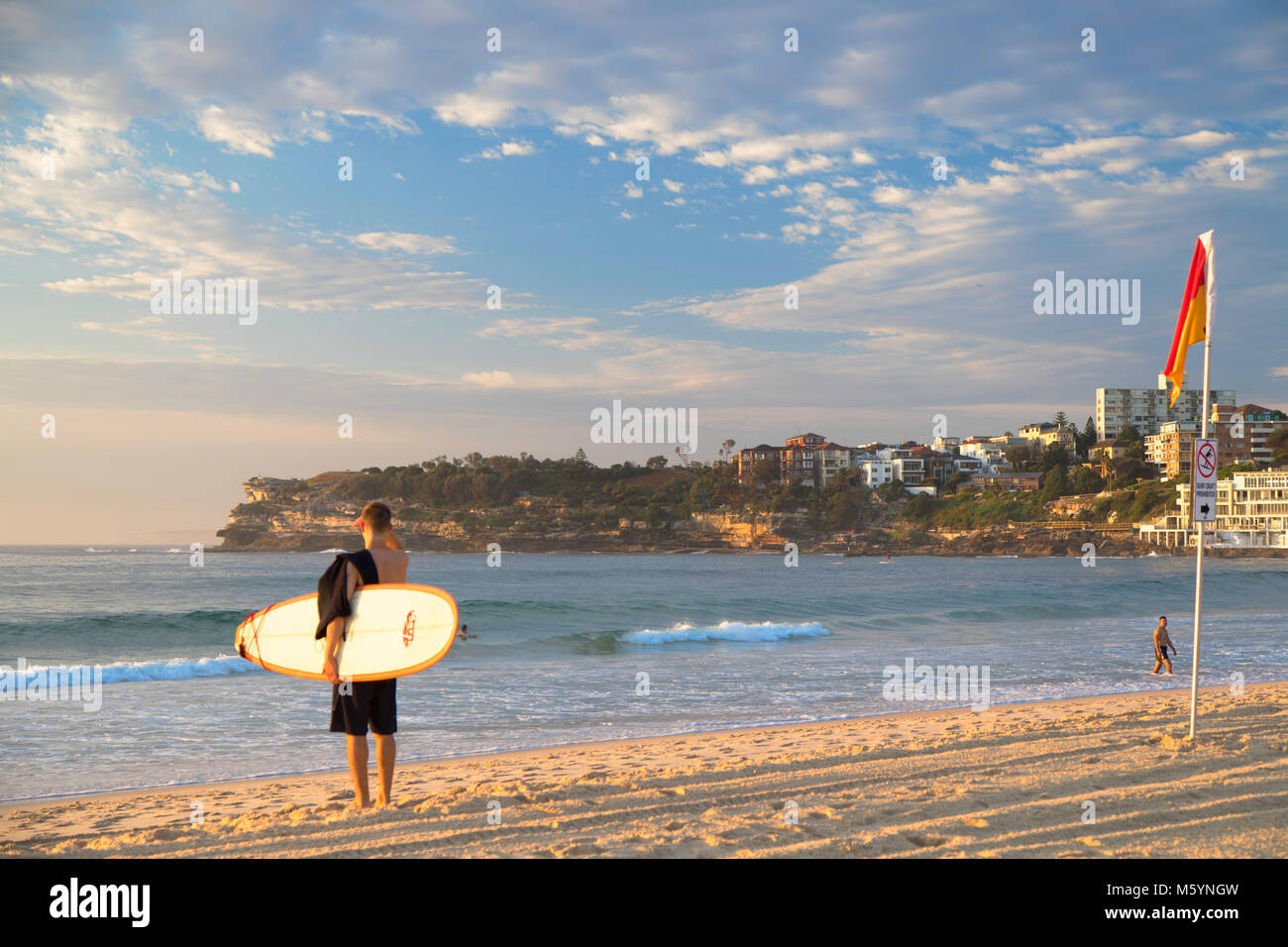 Am Bondi Beach, Sydney, New South Wales, Australien, Surfer Stockfoto