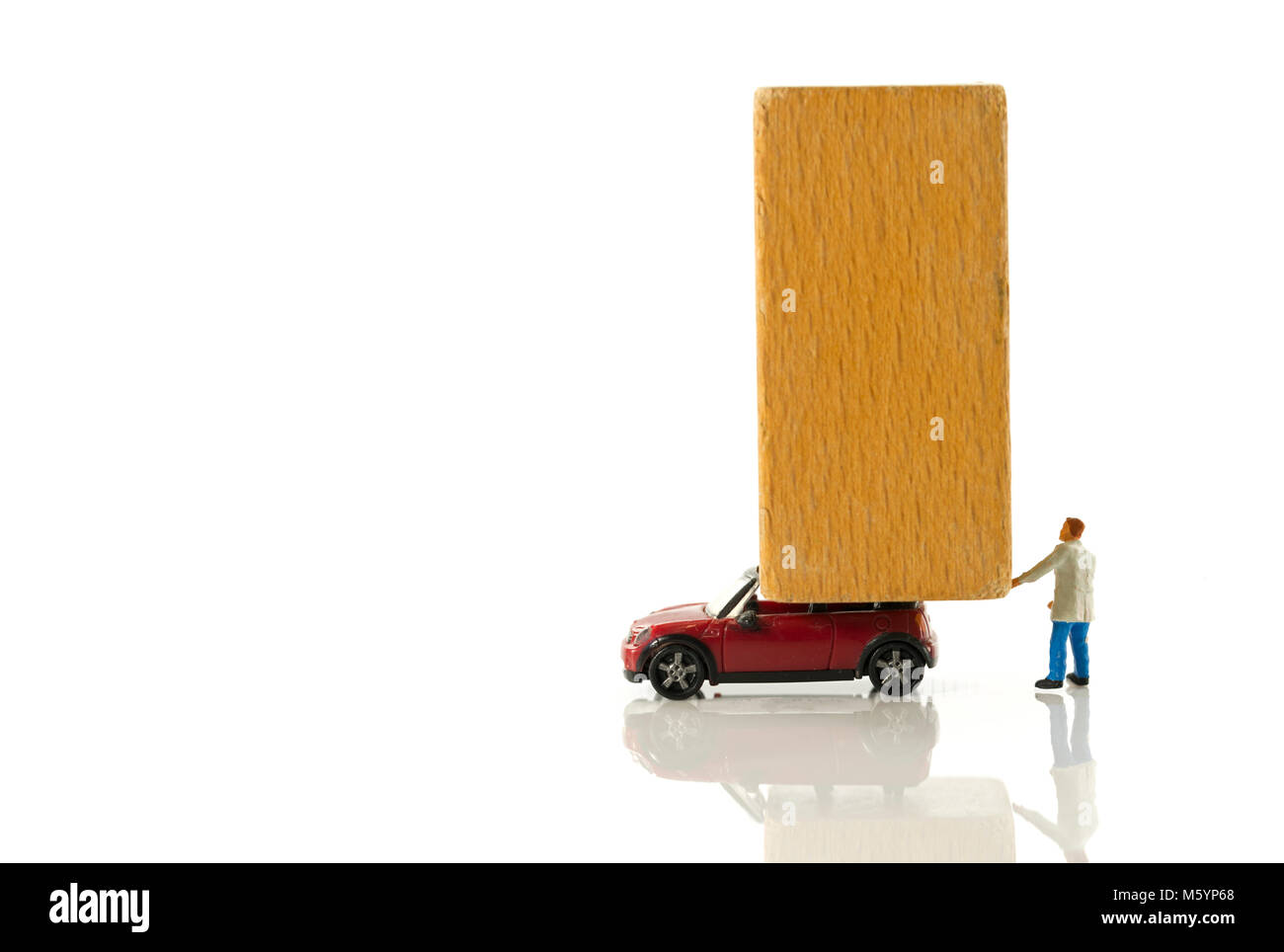 Kleine Figur Mann transport Holzblock Stockfoto