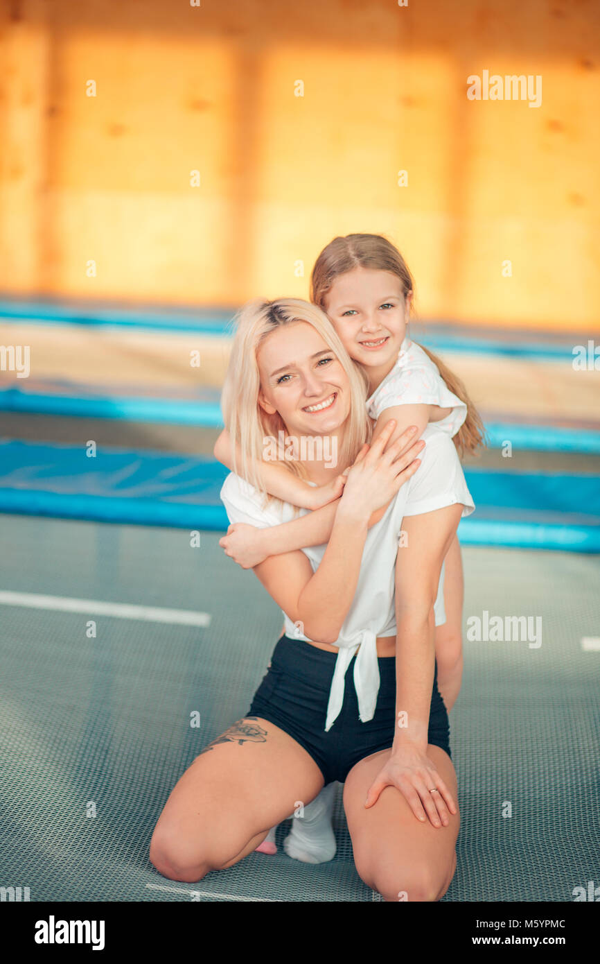 Ziemlich siters Mädchen Spaß indoor. Springen auf Trampolin für Kinder Zone Stockfoto