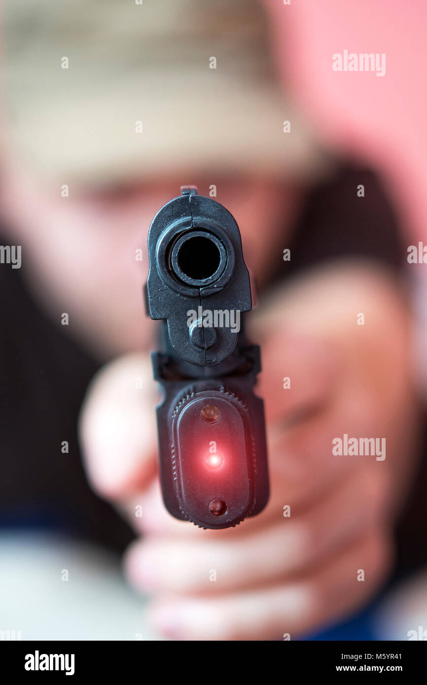 Ein Mann mit einer Waffe in der Hand, das Schiff bereit zu schießen der Mann eine Pistole an uns verwiesen Stockfoto