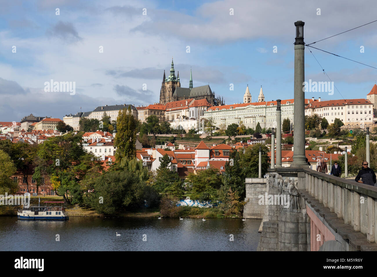 Prag; Tschechische Republik - Oktober 6, 2017: Prager Burg von der Mánes-Brücke im Herbst gesehen Stockfoto